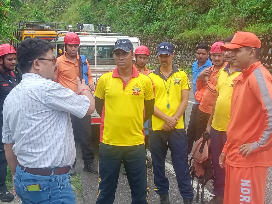 भारी बारिश, तेज बहाव, फिर भी नहीं थमा प्रशासन का सर्च, रेस्क्यू अभियान,घोलतीर बस दुर्घटना मामले में एडीएम श्याम सिंह राणा ने ग्राउंड जीरो पर उतरकर किया सर्च अभियान का नेतृत्व