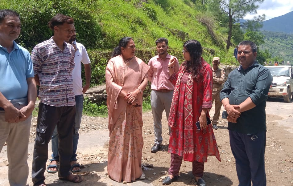 आपदा प्रभावित परिवारों को त्वरित सहायता प्रदान करने हेतु जिला प्रशासन तत्पर,जिला प्रशासन रुद्रप्रयाग आपदा की हर स्थिति में आम जनमानस के साथ