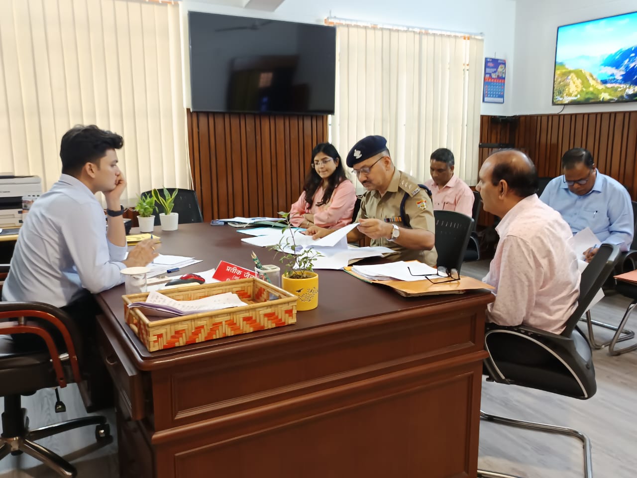 जनपद में बर्ड फ्लू की रोकथाम व बचाव को लेकर जिलाधिकारी प्रतीक जैन ने दिए जरूरी निर्देश। #birdflu