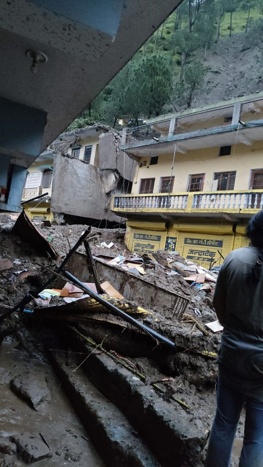 चमोली : थराली में फटा बादल,कई गाड़ियां मलबे में दबी, राहत और बचाव कार्य में जुटा जिला प्रशासन