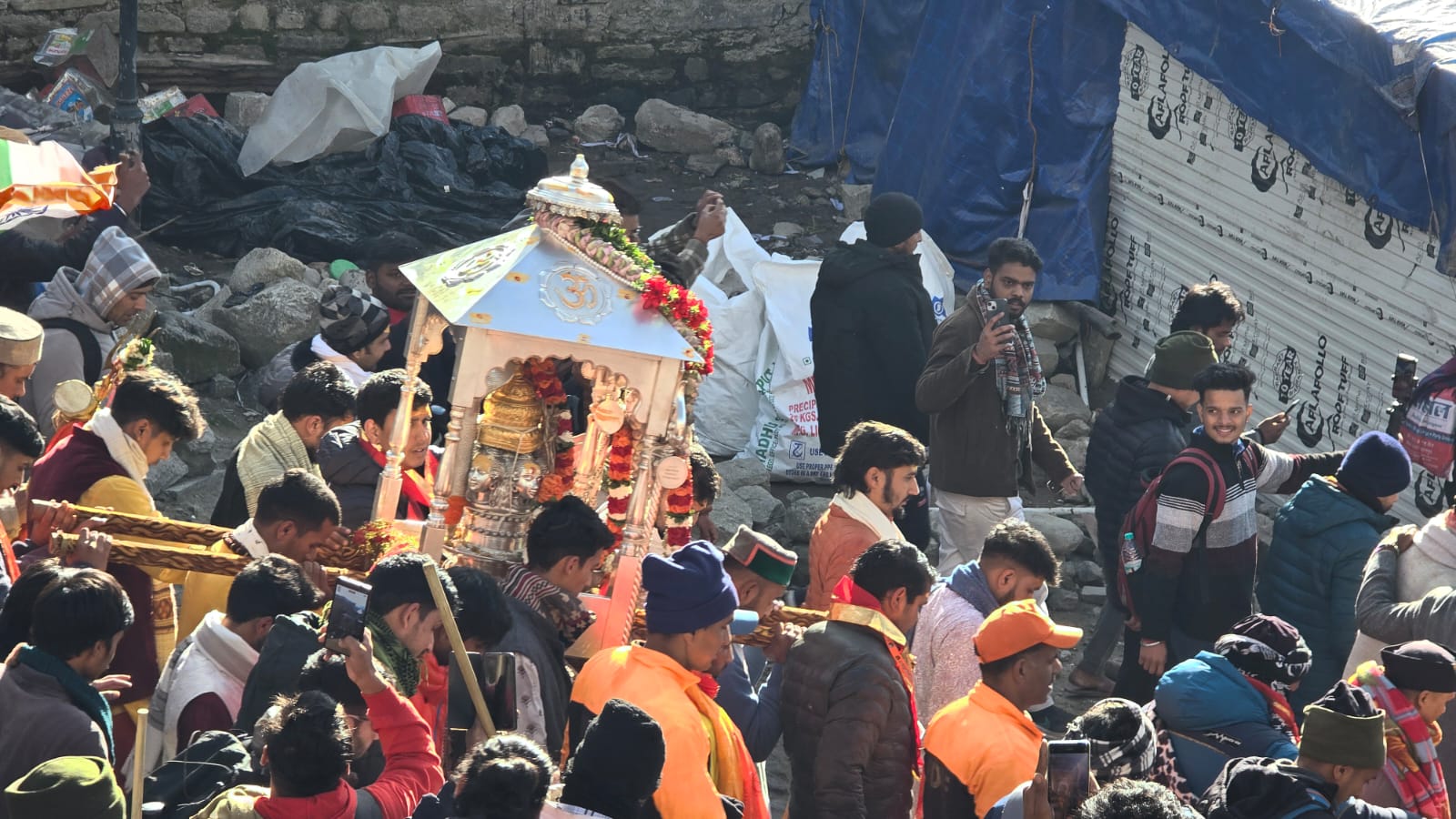 सेवा में समर्पित पुलिस — केदारनाथ धाम में डोली यात्रा के साथ श्रद्धालुओं को कराया भंडारा,भक्ति और सेवा का संगम: केदारनाथ पुलिस ने कपाट बंदी पर श्रद्धालुओं को कराया भोजन